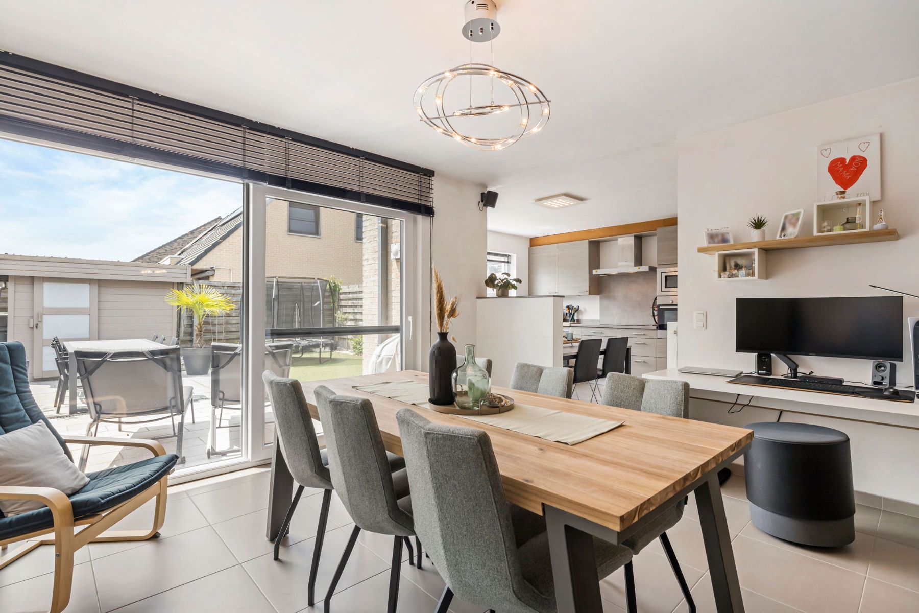 Instapklare woning met tuin, zonnepanelen en 3 slpks foto 5