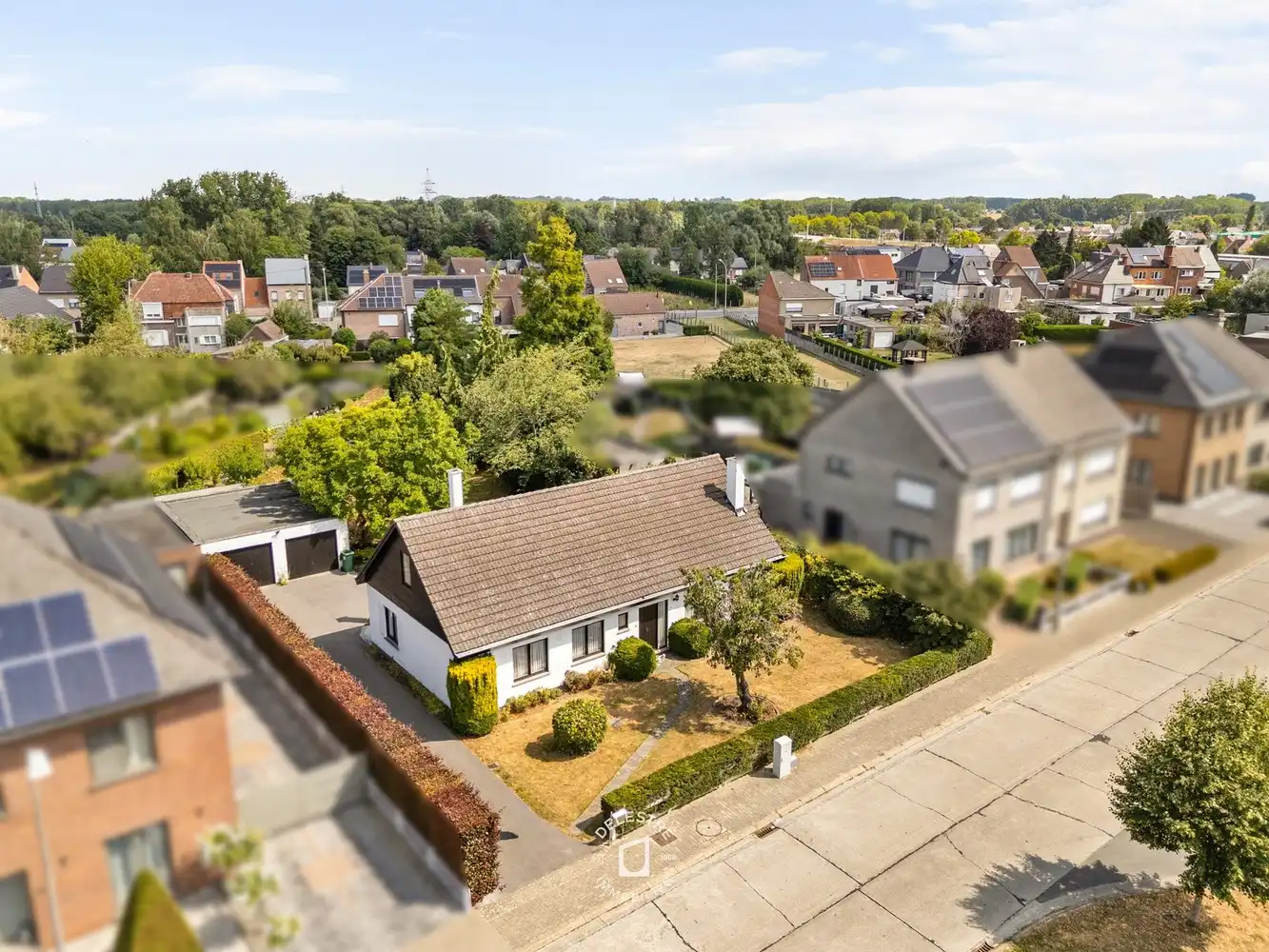 Hoofdfoto van de publicatie: RUIME WONING met garage voor 2 wagens en grote tuin op centrale ligging in Welle