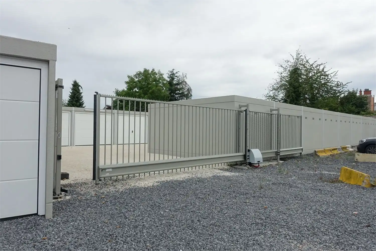 Te huur: Garageboxen te Sint-Rochus.(16m2) foto 2