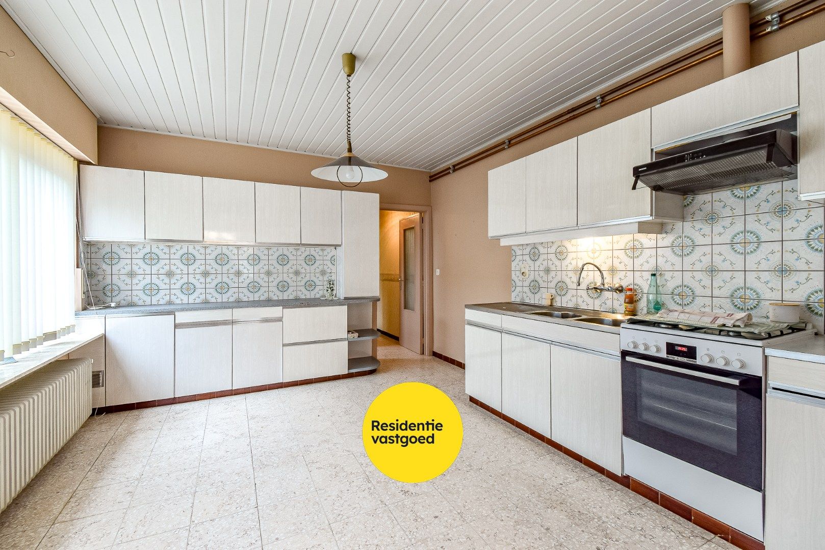 Ruim gesloten gezinswoning met inpandige garage en 4 slaapkamers in centrum Gistel foto 6