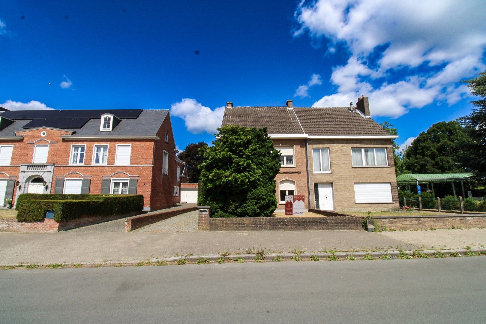 Hoofdfoto van de publicatie: Charmante en ruime halfopen bebouwing met 5 slaapkamers, garage, tuin én topligging in hartje Sint-Niklaas te koop!