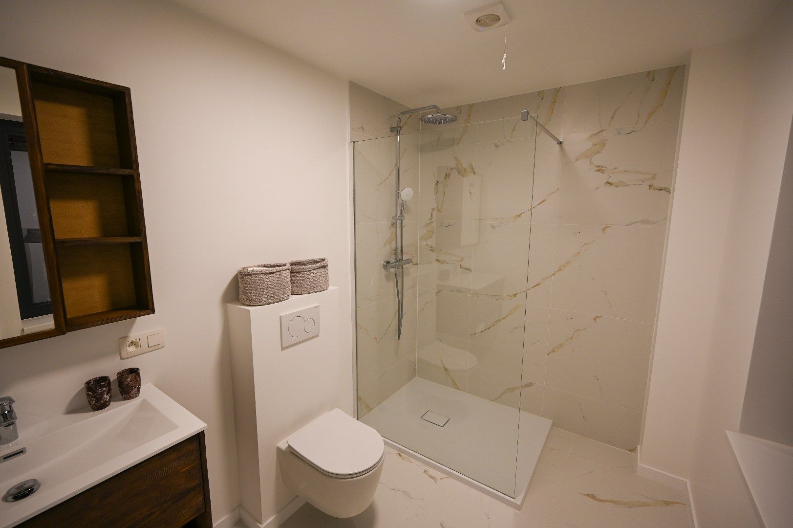 KLASSEVOL GERENOVEERDE WONING NABIJ CENTRUM EN STRAND OOSTENDE foto 13