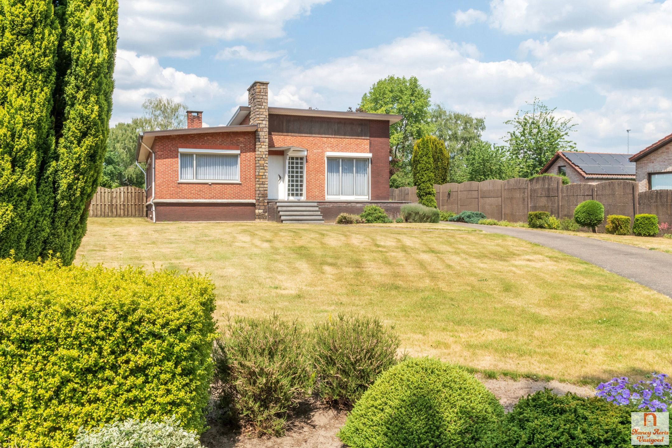 Vrijstaande, goed onderhouden woning op 20 are grond foto 3