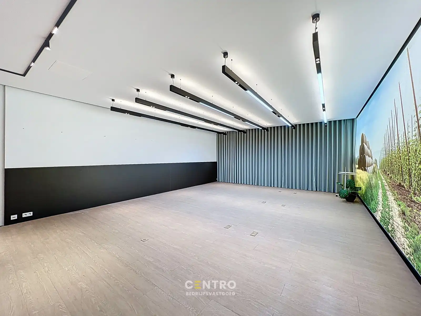 TOONZAAL van 1.000m² met optioneel MAGAZIJN en private PARKING vlak bij de RING van Poperinge ! foto 6