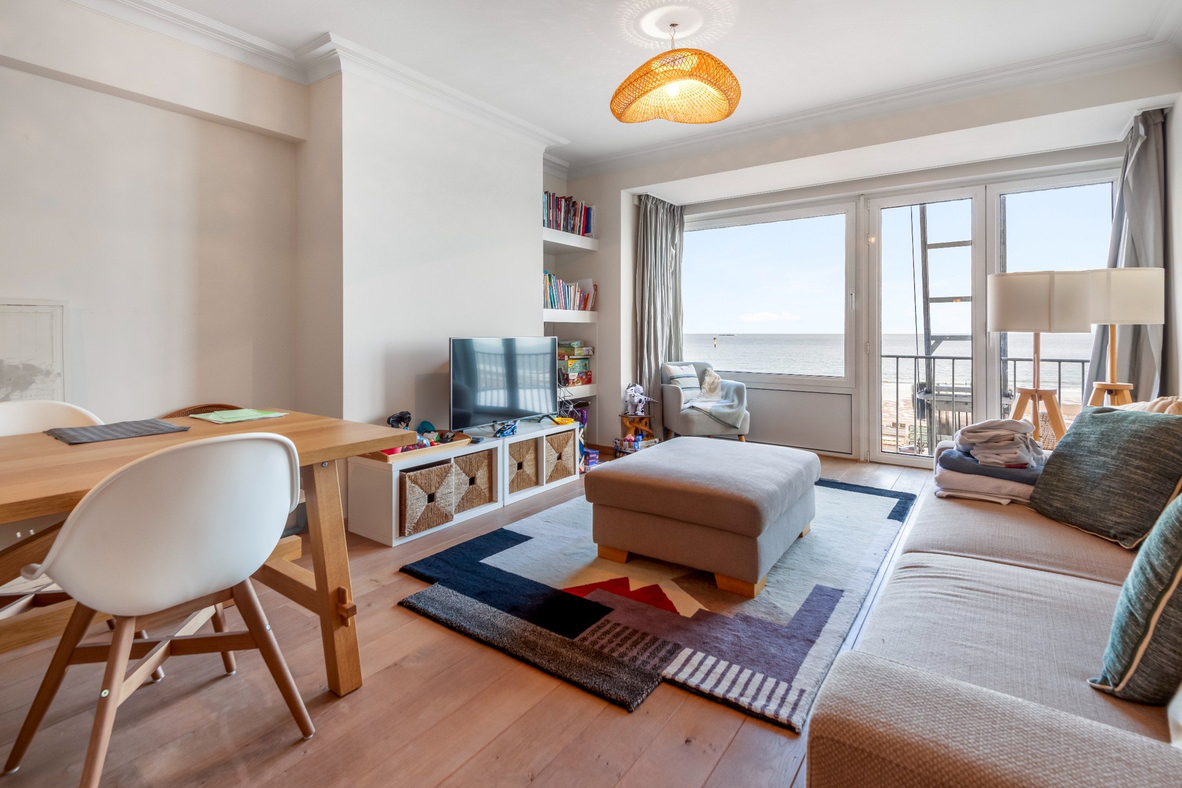 Verzorgd appartement met FRONTAAL ZEEZICHT, gelegen op de zeedijk vlakbij het Albertplein. foto 5