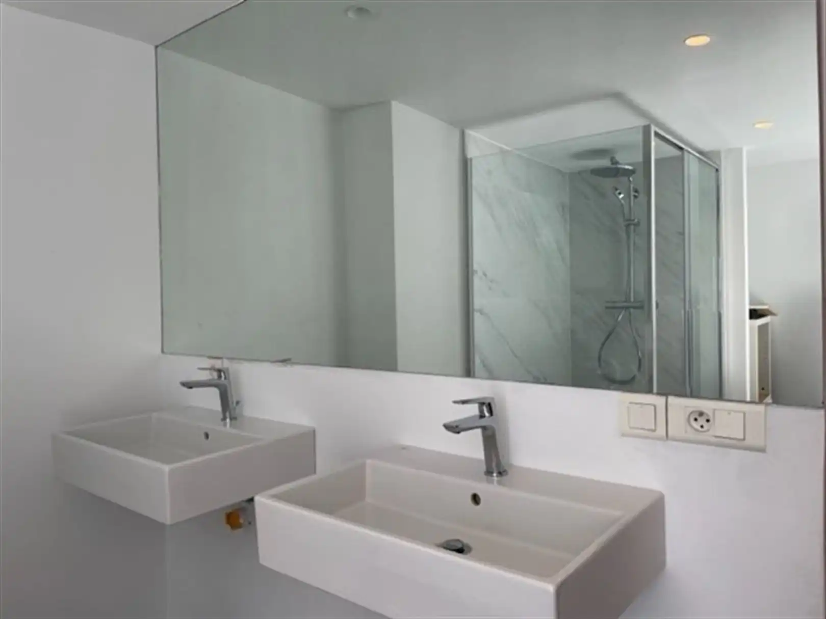 Gemeubeld  2 slaapkamer duplex appartement op 't Zuid! foto 14