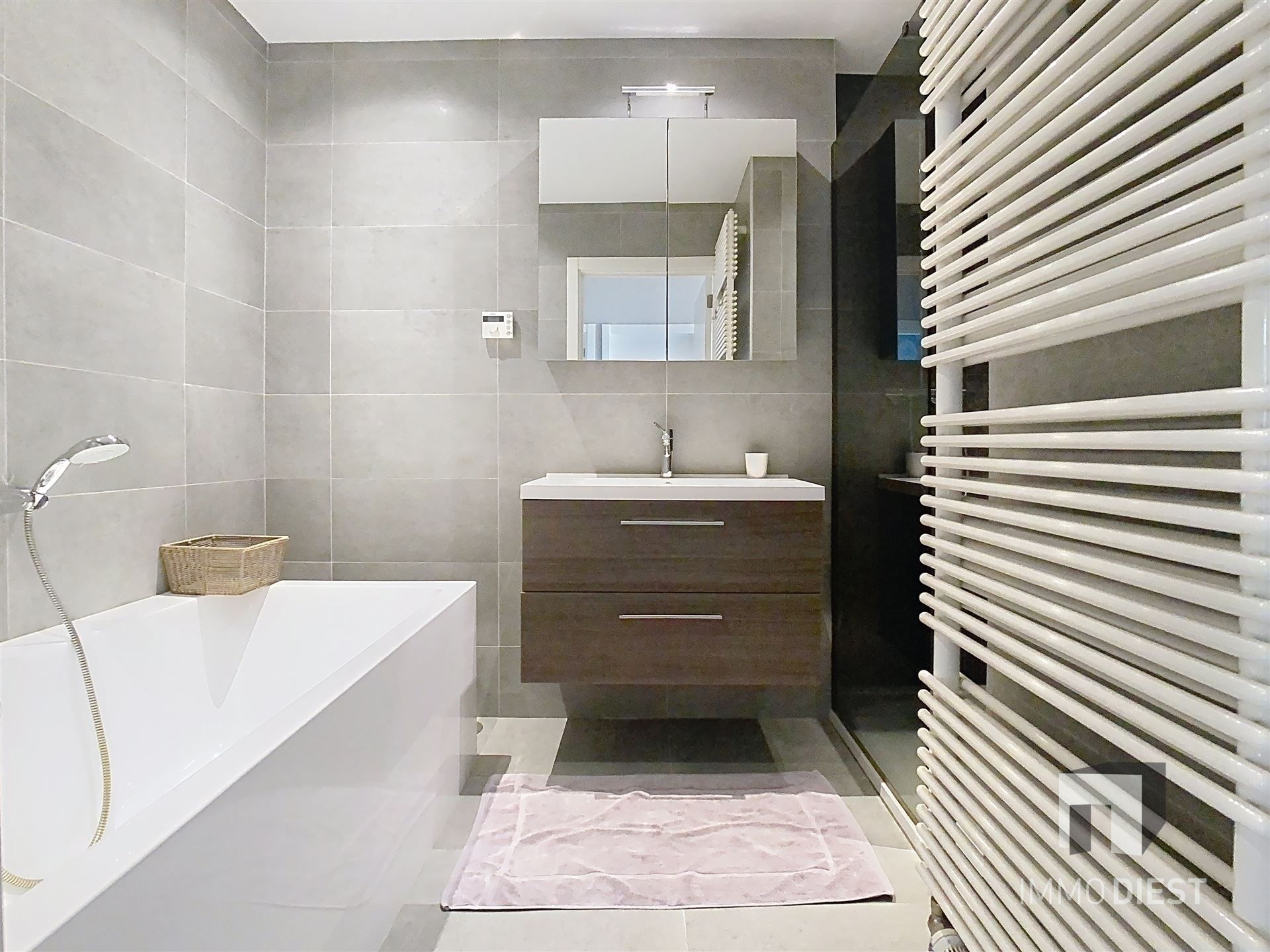 Aantrekkelijke en instapklare woning met 3 slaapkamers en prachtig aangelegde tuin op 12a 77ca. foto 19