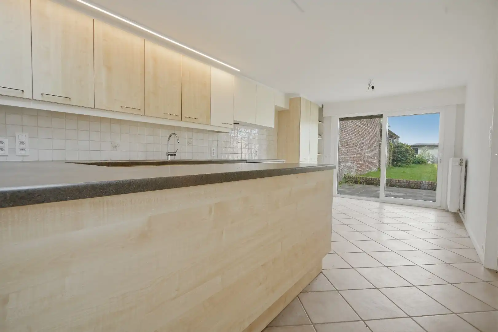 Recent gerenoveerde woning (2026), centraal gelegen aan het marktplein van Merkem! foto 8