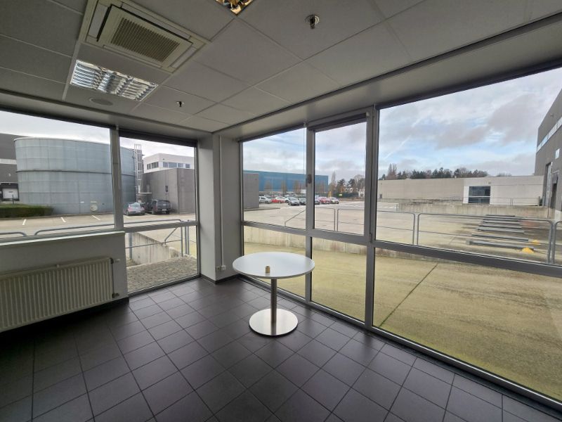 Indutrieel/Logistiek gebouw te huur foto 6