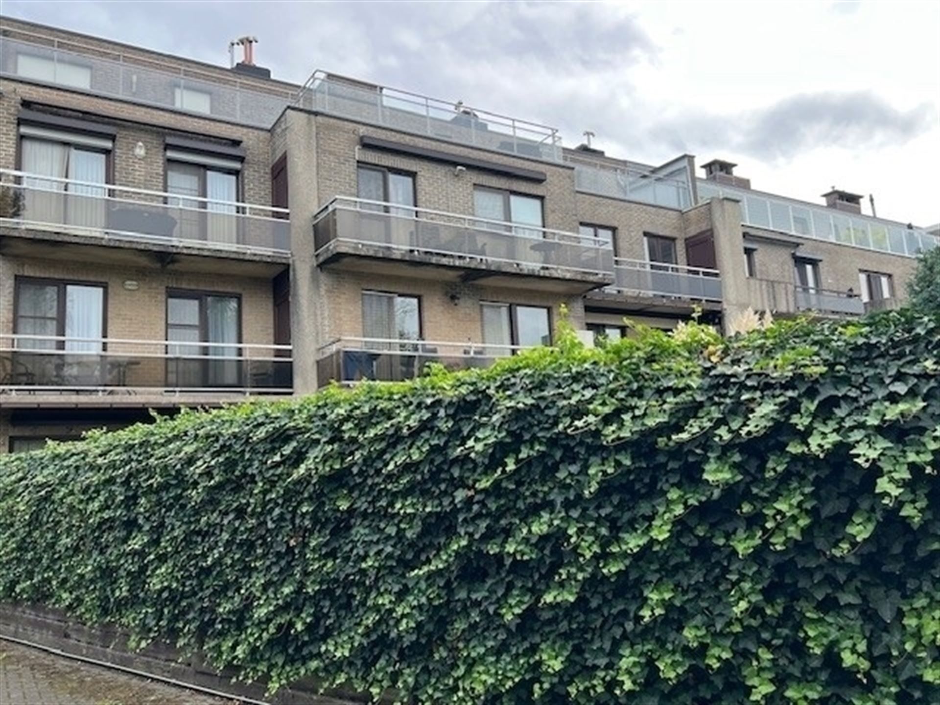 Charmant appartement met terras en garage! foto {{pictureIndex}}