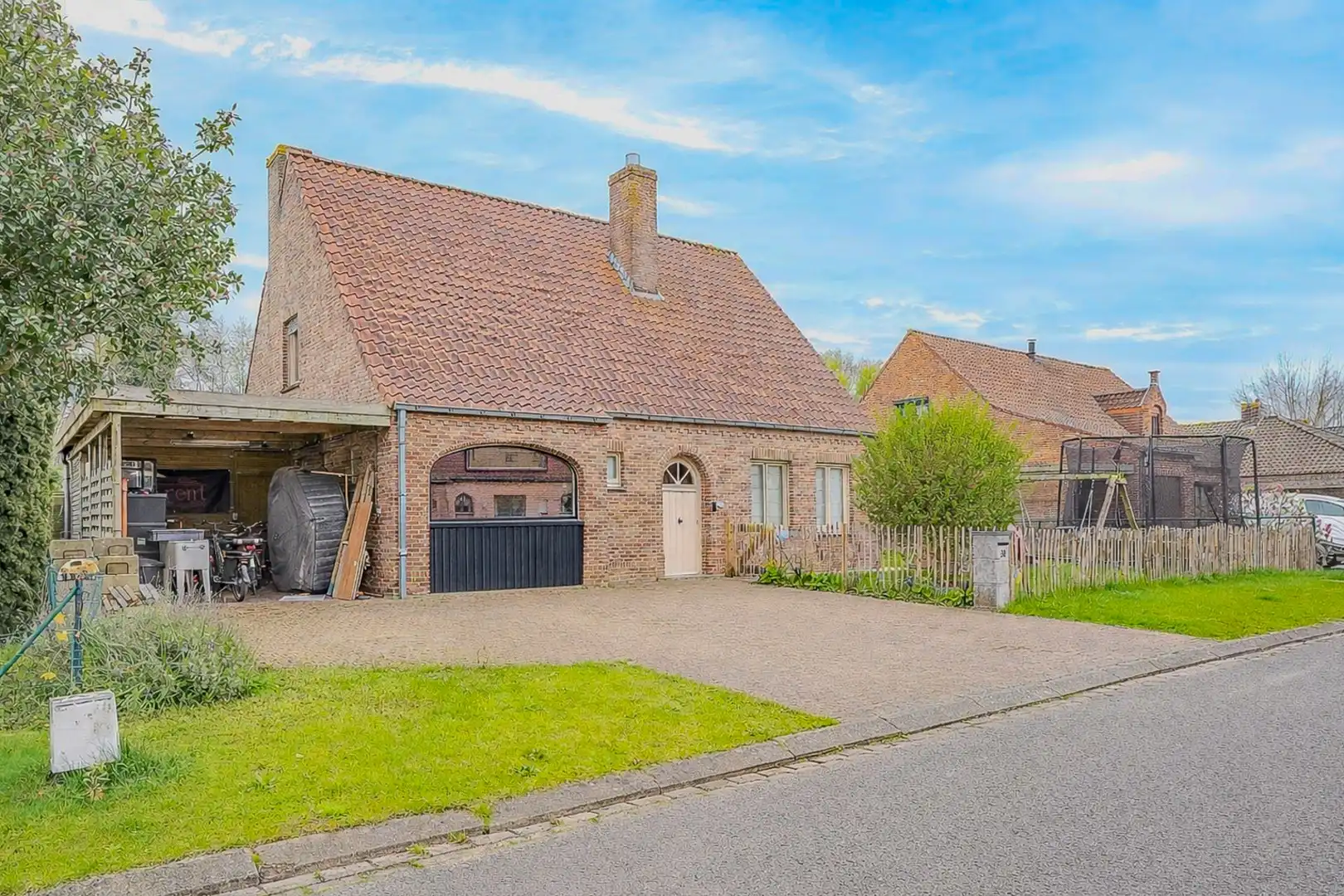 Gerenoveerde alleenstaande woning op 637m² te Veurne!  foto {{pictureIndex}}