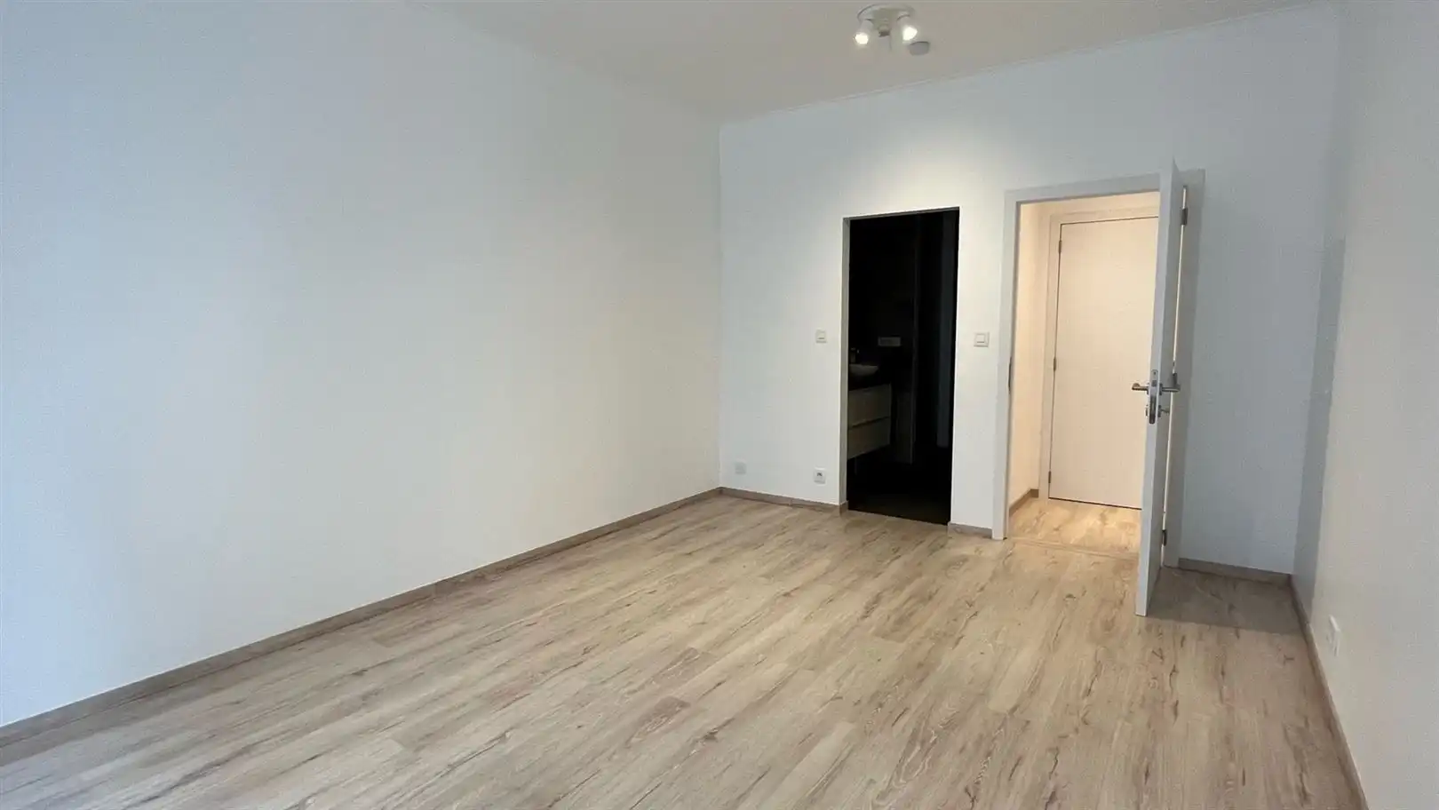 Gloednieuw gerenoveerd appartement met 2 suites  foto 7