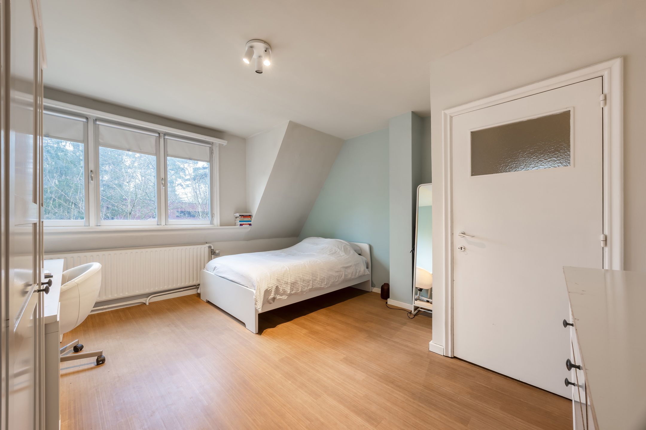 Ruime villa met bijgebouw in residentiële wijk foto 16