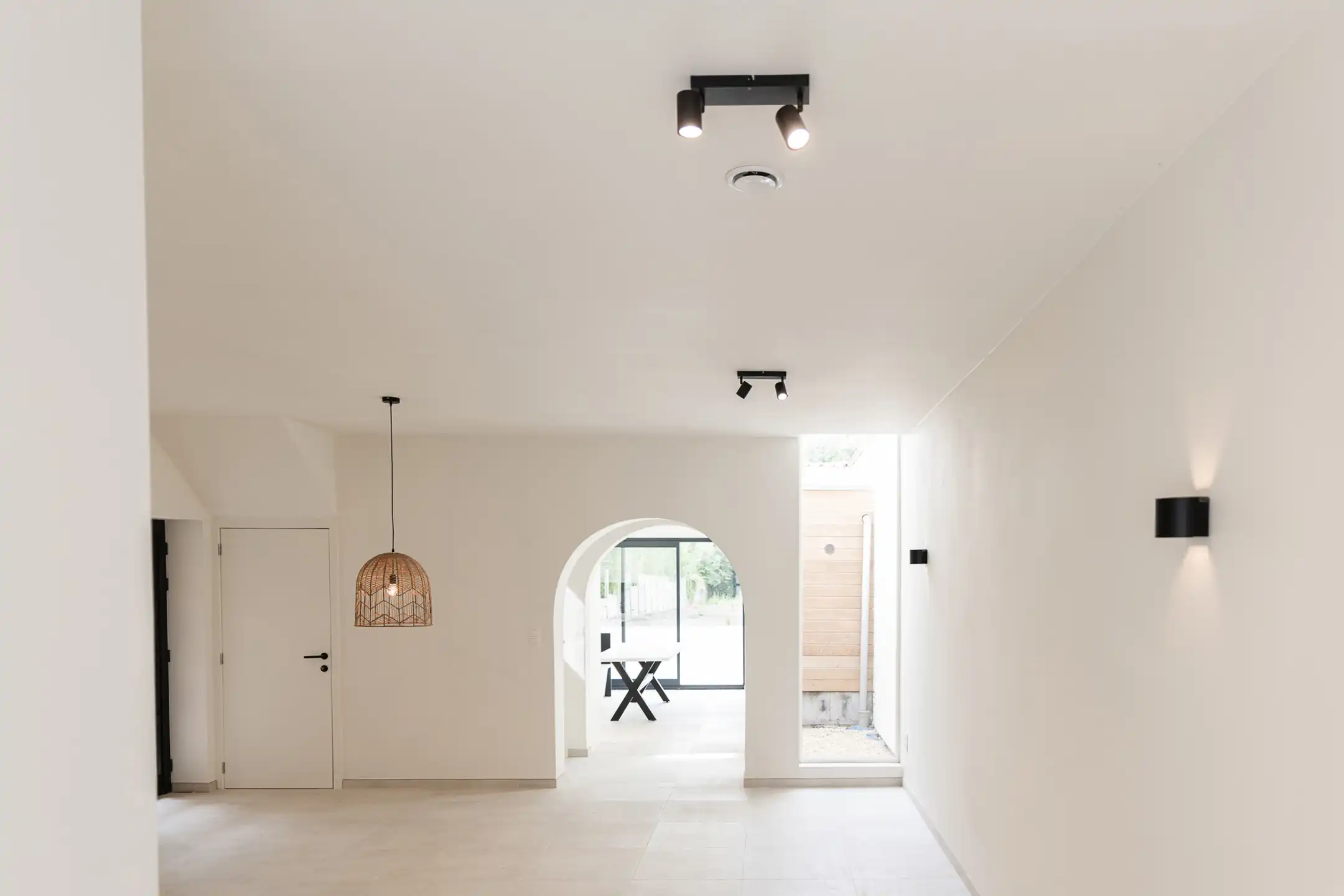 Totaal gerenoveerde burgerwoning met garage, 4 slaapkamers en zonnige Zuidwest-tuin in Peizegem (Merchtem) foto 2