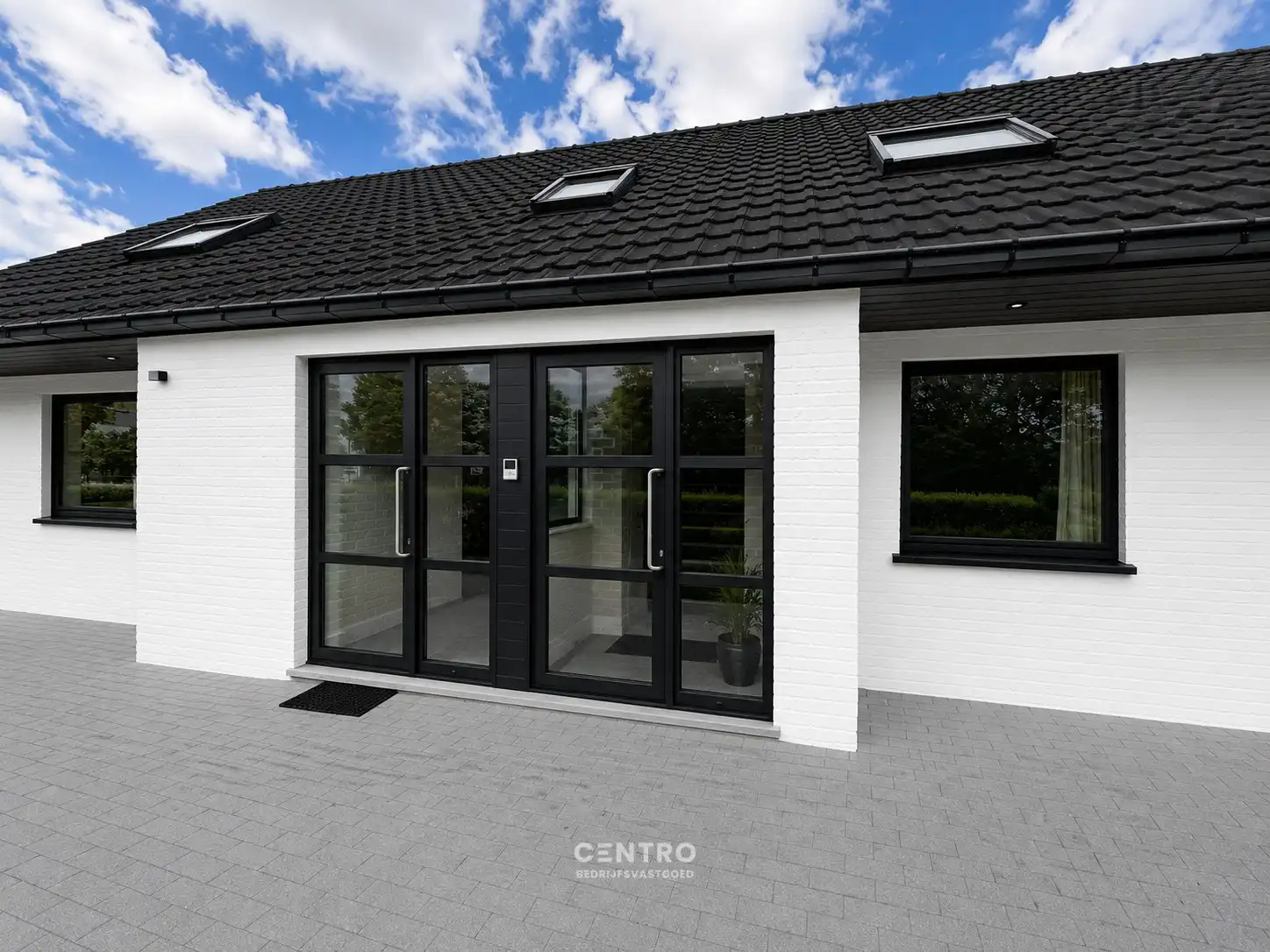 Ruim (430m²), multifunctioneel pand (bewoning, kantoor, praktijk, horeca, ...)  op ZICHTLOCATIE langs invalsweg Roeselare (vlakbij de ring R32). foto 7