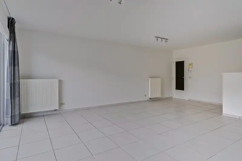 Ruim 2 slaapkamer appartement TE HUUR in residentie Den Hert in hartje Oostrozebeke! foto 7