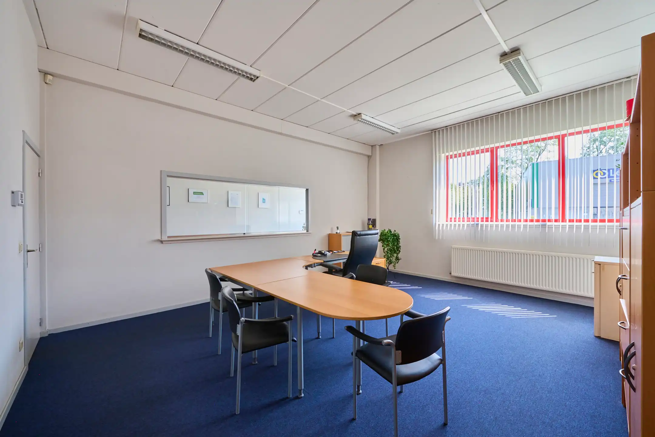  TE HUUR- HAL & KANTOOR in topconditie foto 9