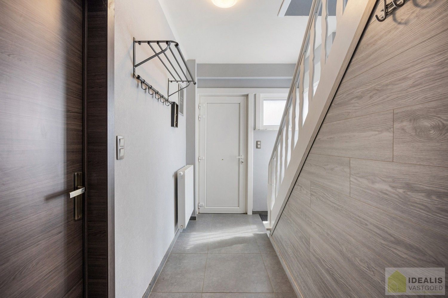 IDEALIS VASTGOED – RECENT GERENOVEERDE WONING (2021) OP EEN PERCEEL VAN MAAR LIEFST 8A92CA OP EEN ZEER GUNSTIGE LOCATIE! Deze ruime woning met een netto bewoonbare oppervlakte van +- 170m² bevindt zich langs de Paalseweg in Hulst, deelgemeente van Tessenderlo-Ham. Naast de perfecte ligging is het een prachtig afgewerkte woning met een royale leefruimte, zeer ruime open keuken, 3 slaapkamers en badkamer. Een uniek aanbod voor wie op zoek is naar een volledig gerenoveerde instapklare woning. foto 17