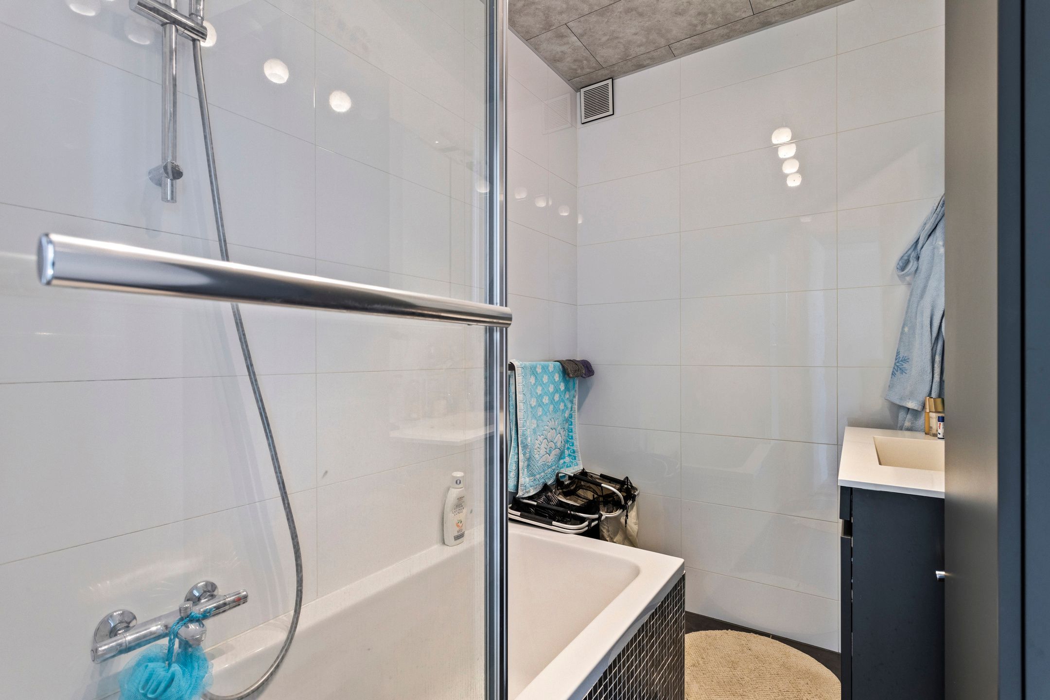 Recent appartement met 2 slpk & parking foto 11