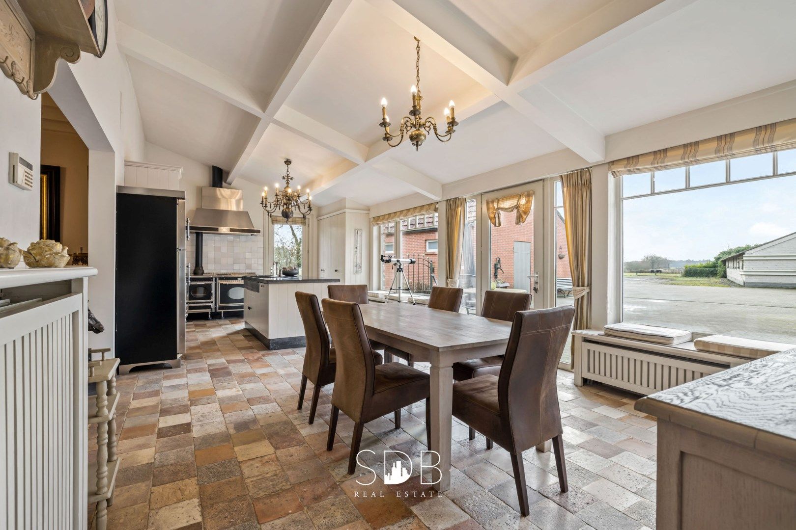 Authentieke hoeve met diverse bijgebouwen en graslanden op 93.155m² foto 14