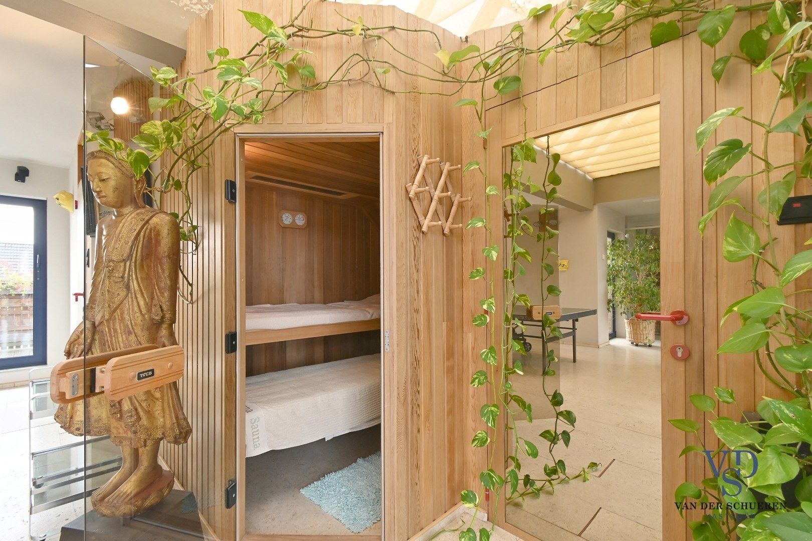 Ruim handelspand met penthouse in villastijl foto 41