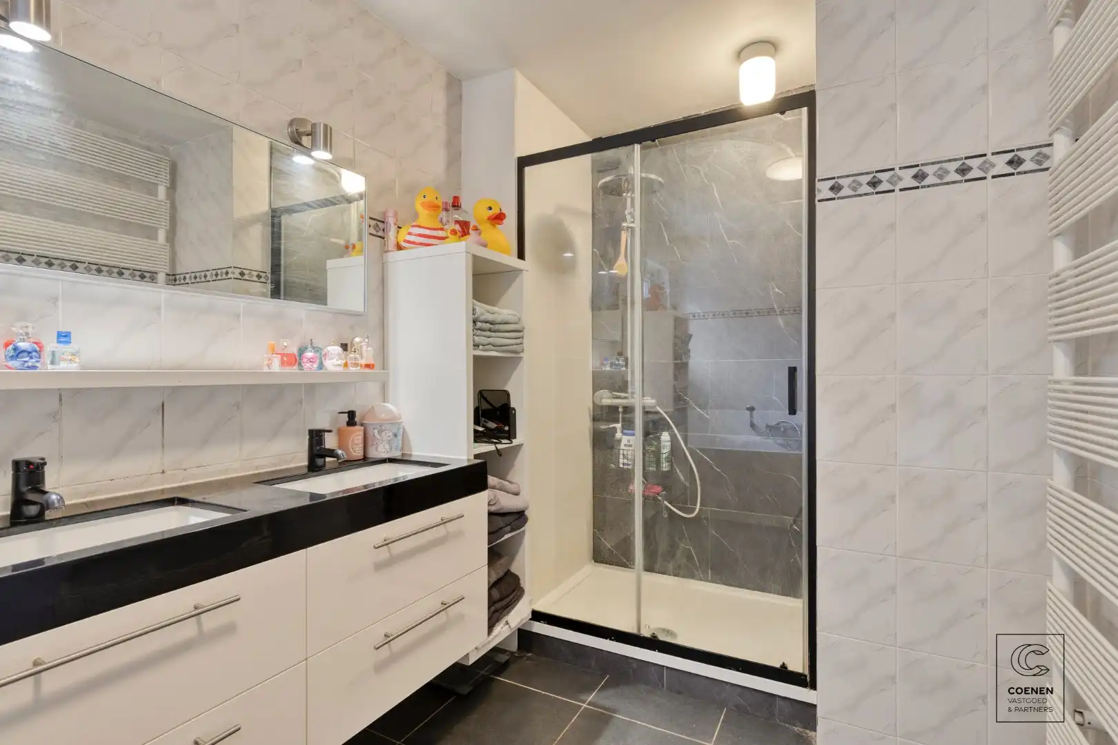 Lichtrijke en ruime villa van 338 m² met ingebouwd zwembad en tal van mogelijkheden voor co-housing of kangoeroewonen! foto 11