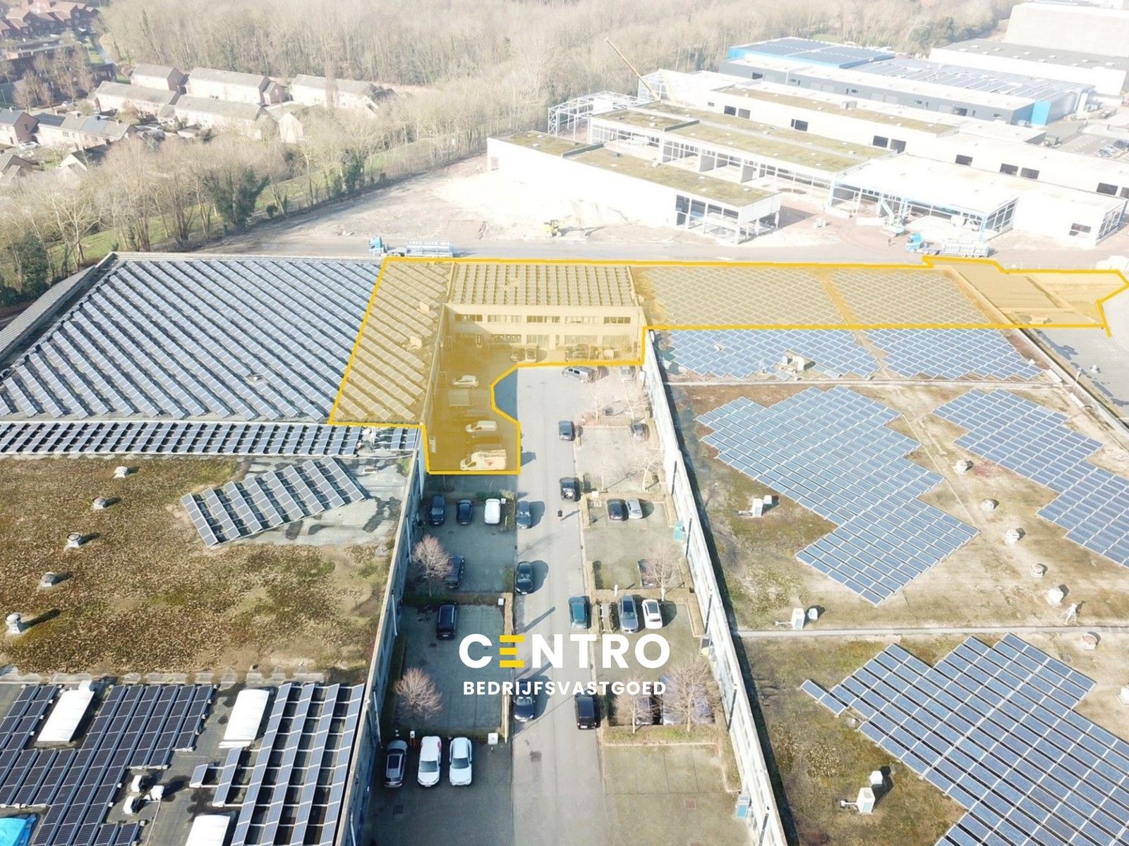 Instapklaar BEDRIJFSPAND bestaande uit MAGAZIJN (2.685m²) met 2 LAADKADEN en instapklare KANTOREN (2 x 703m² of 1.406m²) op industriezone "Herdersbrug" te Brugge foto {{pictureIndex}}