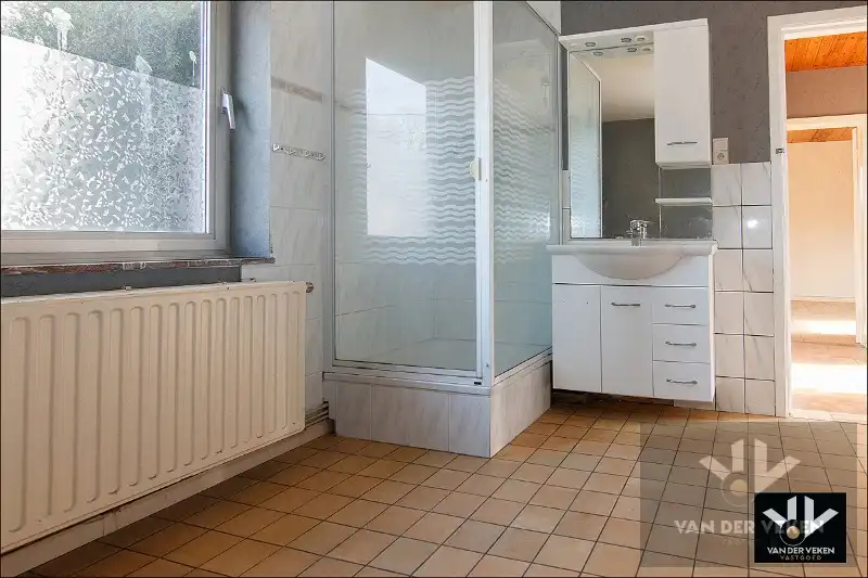 Te renoveren (uitbreidbare) woning (6% btw) met garage op een rustig gelegen perceel van +- 11are op wandelafstand van het centrum van Diepenbeek! foto 11