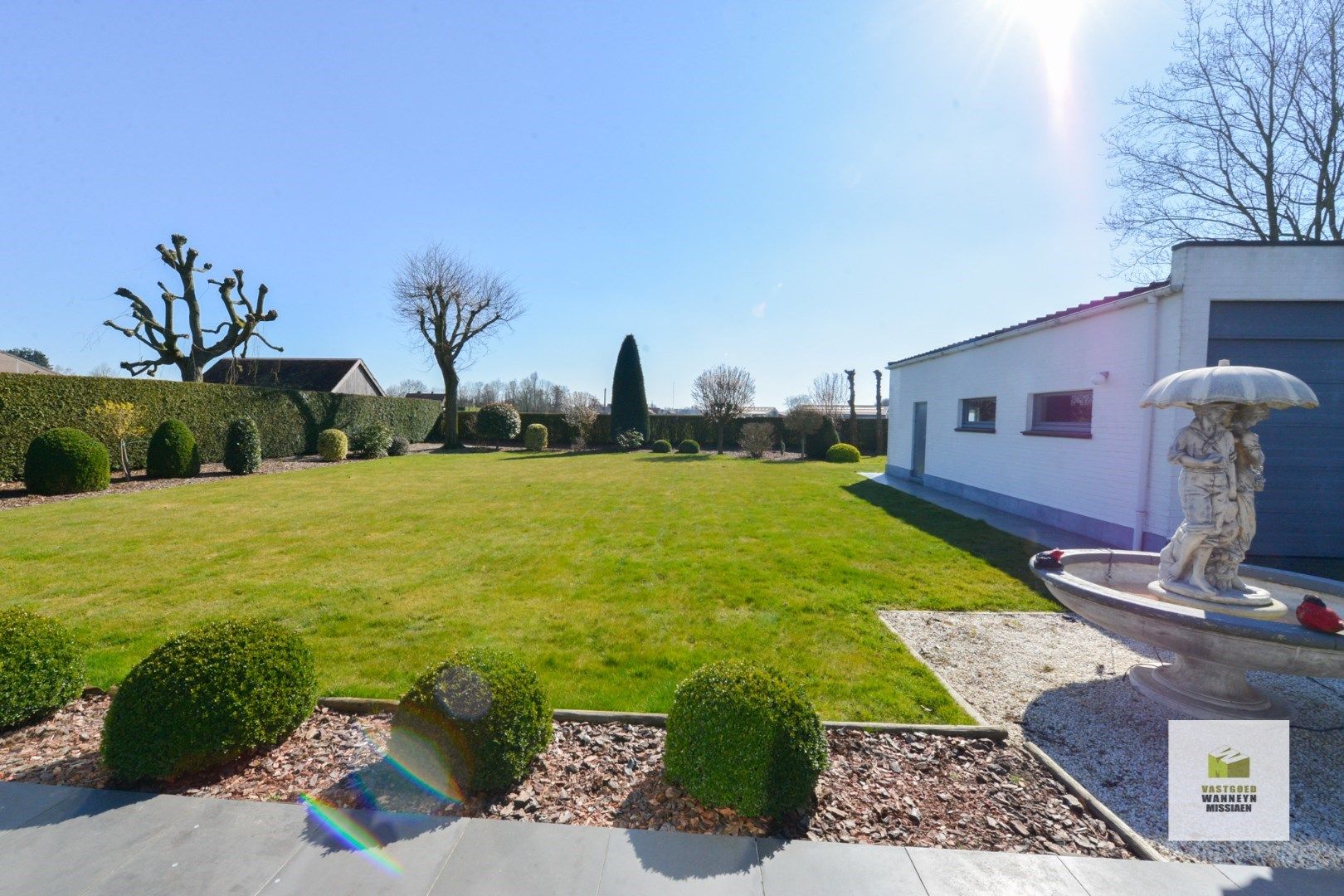 Verzorgde villa met 4slpk, zuidgerichte tuin en garage op 1.360m2 aan de rand van de Lakebossen foto 4