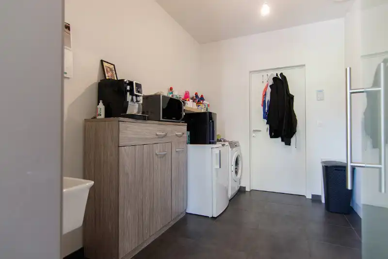 Moderne en energiezuinige woning met volledige onderkeldering gelegen op een residentieel en rustig perceel&nbsp;van 14 aren 45 centiaren nabij de scholen en het centrum van Genk foto 25