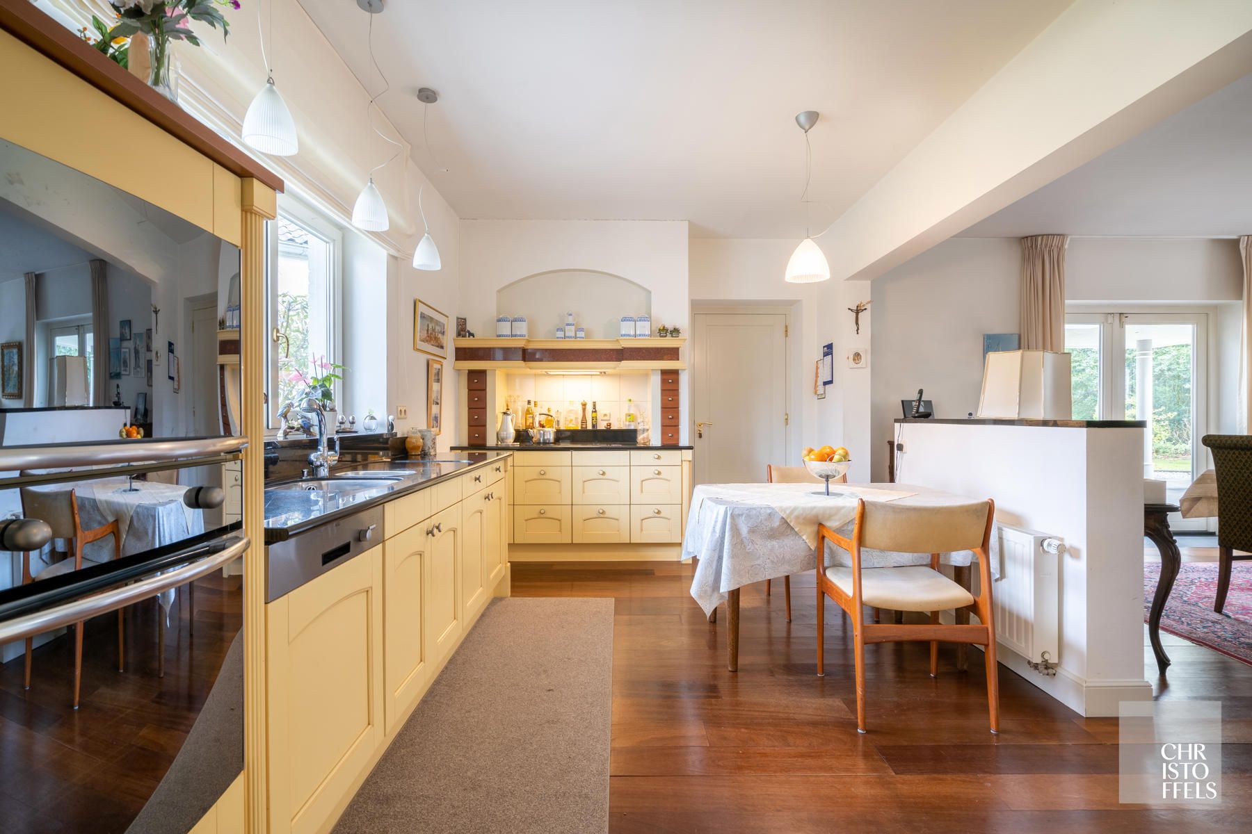 Villa met binnenzwembad gelegen in een geliefde villawijk op een perceel van 1.827m² foto 10