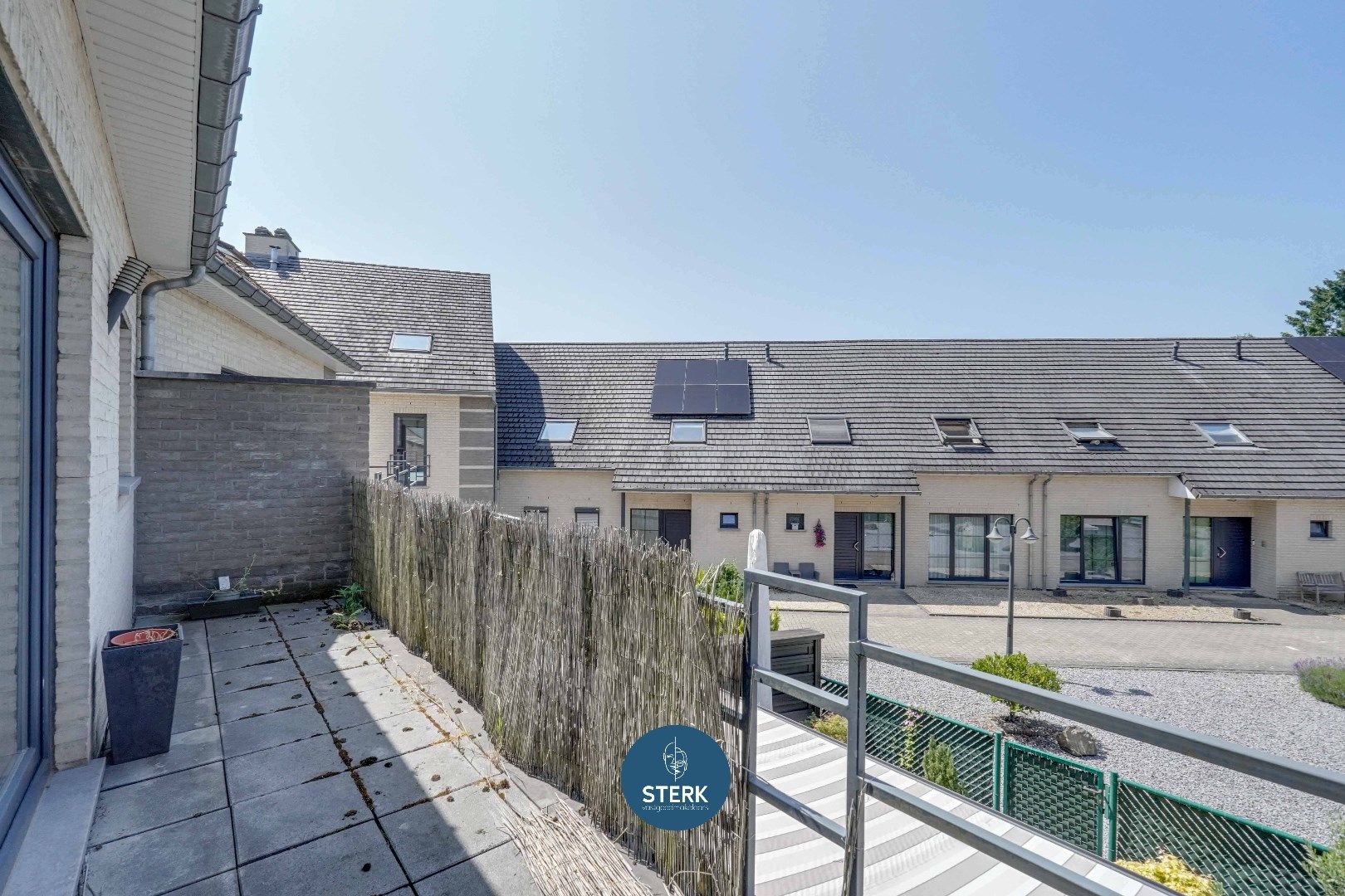 INSTAPKLAAR DUPLEX-APPARTEMENT MET 3 SLPKS EN 2 TERRASSEN TE REKEM !  foto 3