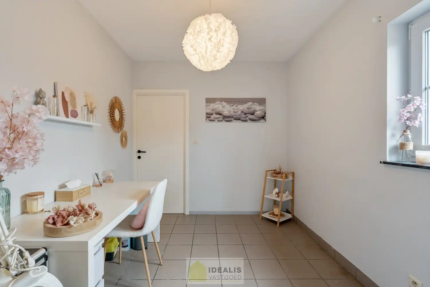 IDEALIS VASTGOED – ZEER RUIME EENGEZINSWONING MET EEN KNAPPE LEEFRUIMTE MET AANSLUITEND OPEN MODERNE KEUKEN, MOMENTEEL 3 SLAAPKAMERS MAAR MOGELIJKHEID TOT 4 SLAAPKAMERS, 2 BADKAMERS, ONDERKELDERD EN VOLLEDIG AANGELEGD MET EEN KNAPPE TUIN EN HEERLIJK OVERDEKT TERRAS OP EEN PERCEEL VAN 5A 63CA! Deze ruime gezinswoning omvat +- 215m² netto bewoonbare oppervlakte met een aangename woonkamer bestaande uit zit-en eetgedeelte, een open moderne keuken, 3 slaapkamers maar mogelijkheid tot 4 slaapkamers en 2 badkamers. Een unieke kans voor kandidaten op zoek naar een ééngezinswoning voorzien van alle faciliteiten en comfort op een fijne locatie in een residentiële wijk tussen de centra van Oudsbergen, Bocholt, Bree en Peer! De huidige eigenaars hebben de woning in 2023 grondig gerenoveerd en o.a. voorzien van vloerverwarming, een warmtepompboiler en 2 lucht-luchtsystemen om te koelen en warmen!! foto 31