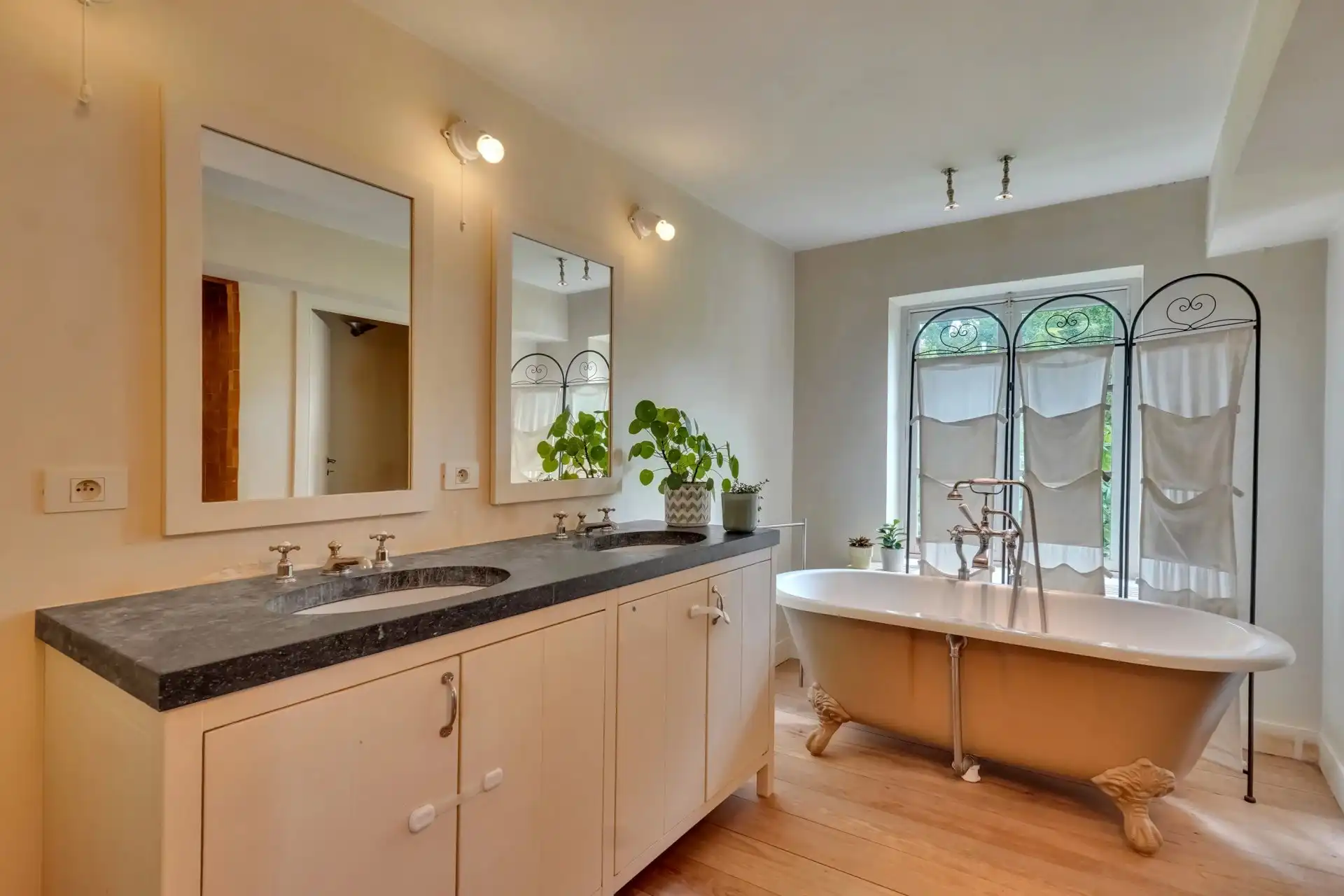 Karaktervolle vierkantshoeve met 5 slaapkamers en prachtige binnenkoer foto 9