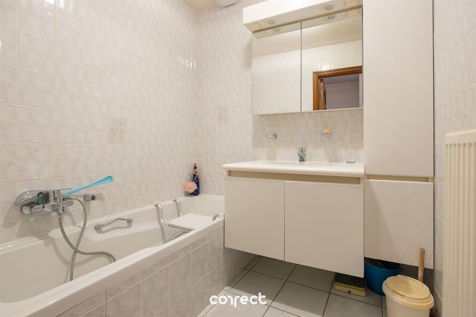 Instapklare gezinswoning met garage voor 3 wagens, terras en ruime zongerichte tuin. foto 10