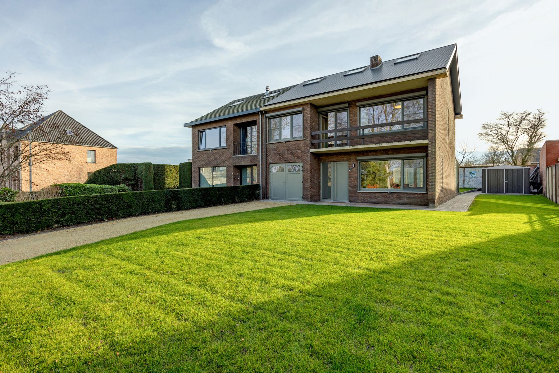 Energiezuinige halfopen bebouwing met 3 slaapkamers op een perceel van 475m². foto {{pictureIndex}}