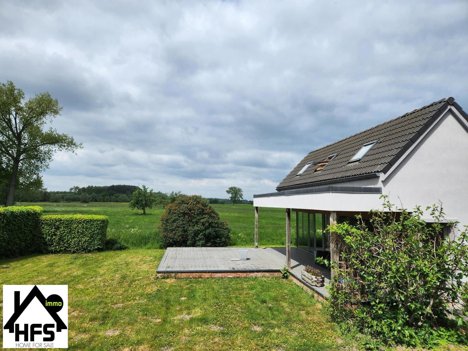 Ruime op te frissen villa met zicht op de weides met tof bijgebouw foto {{pictureIndex}}