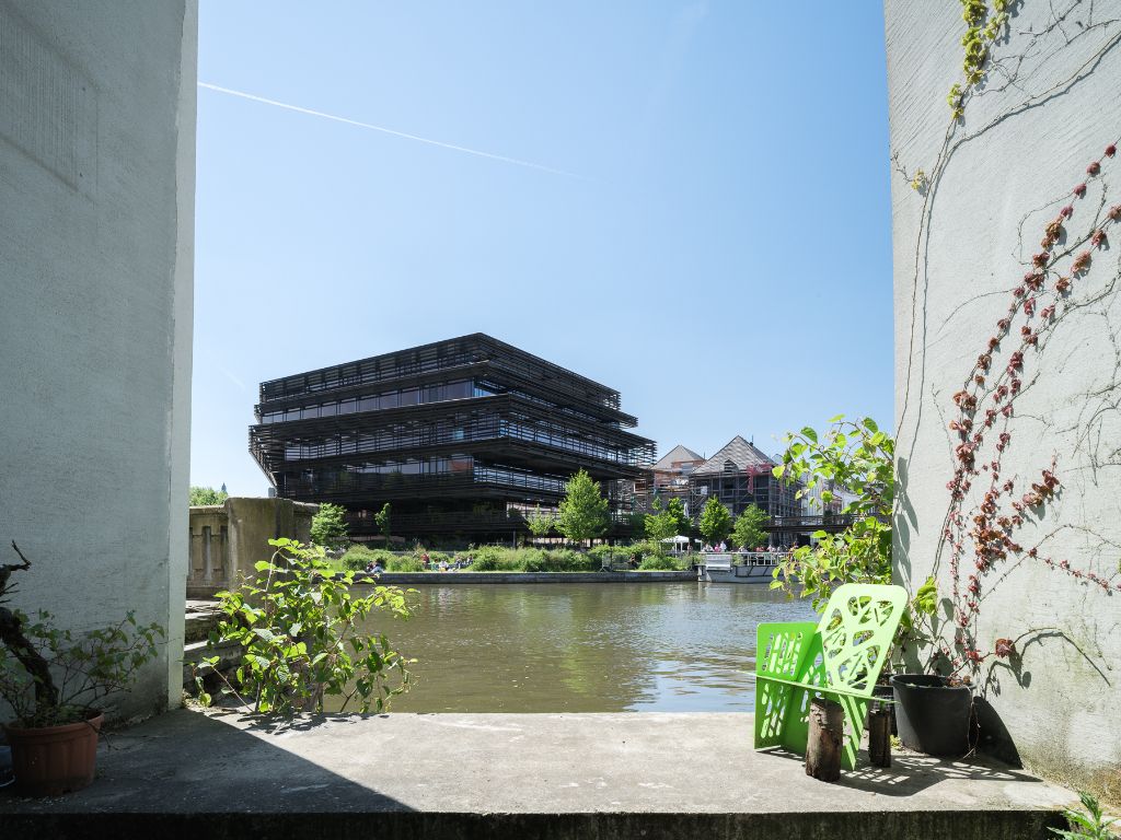 Architecturaal 1-slpk appartement aan het water. foto 2