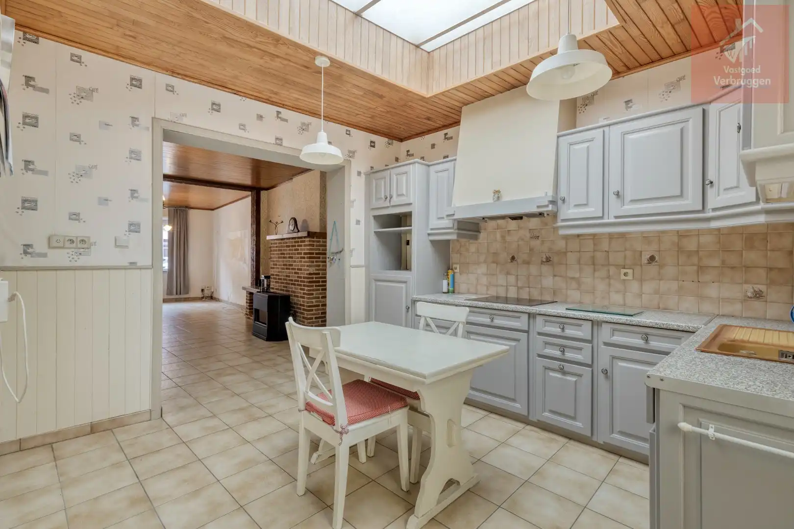 Ruime gezinswoning met 4 slaapkamers en grote tuin foto 3