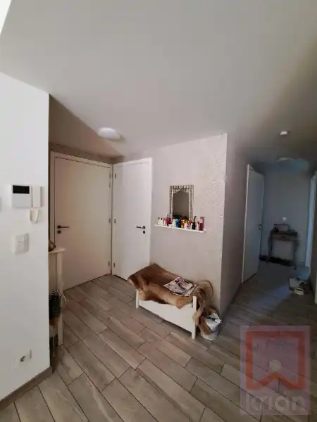 3-slpk appartement met terras, voor-en achtertuin, 2 autostapl. en 2 kelderbergingen. foto 6