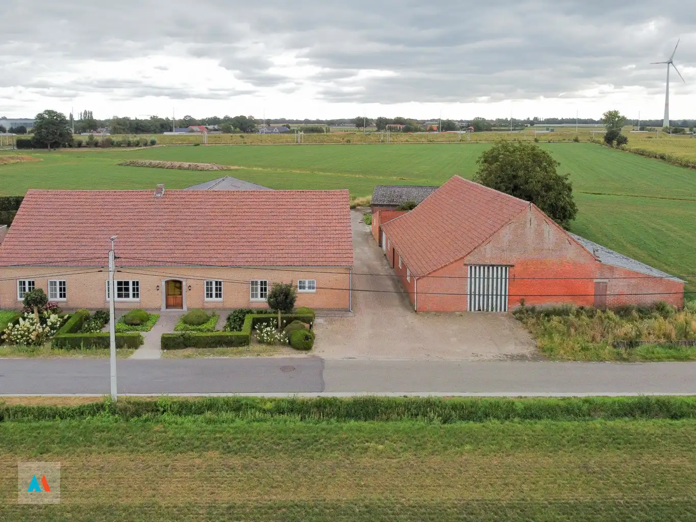 Hoeve met bijgebouwen in Loenhout foto 3