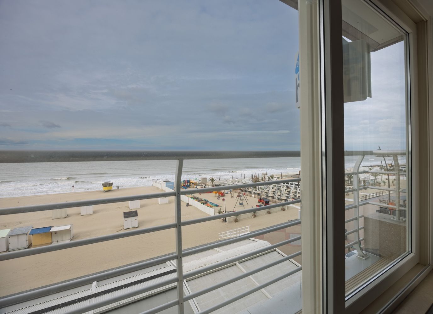 Studio met frontaal zeezicht op de zeedijk van Blankenberge foto 11