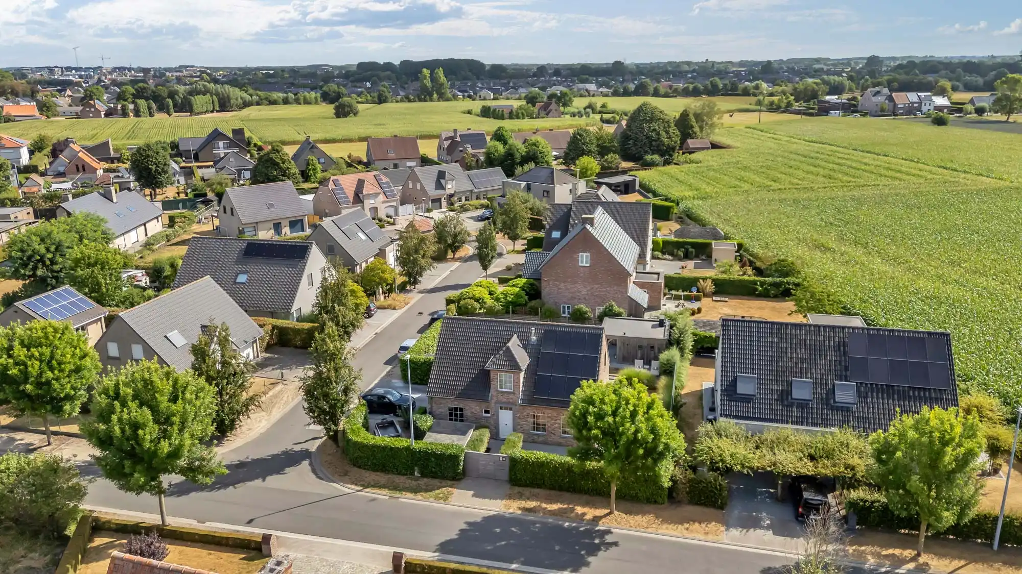 Woning met zwembad en zonnepanelen op toplocatie foto 3