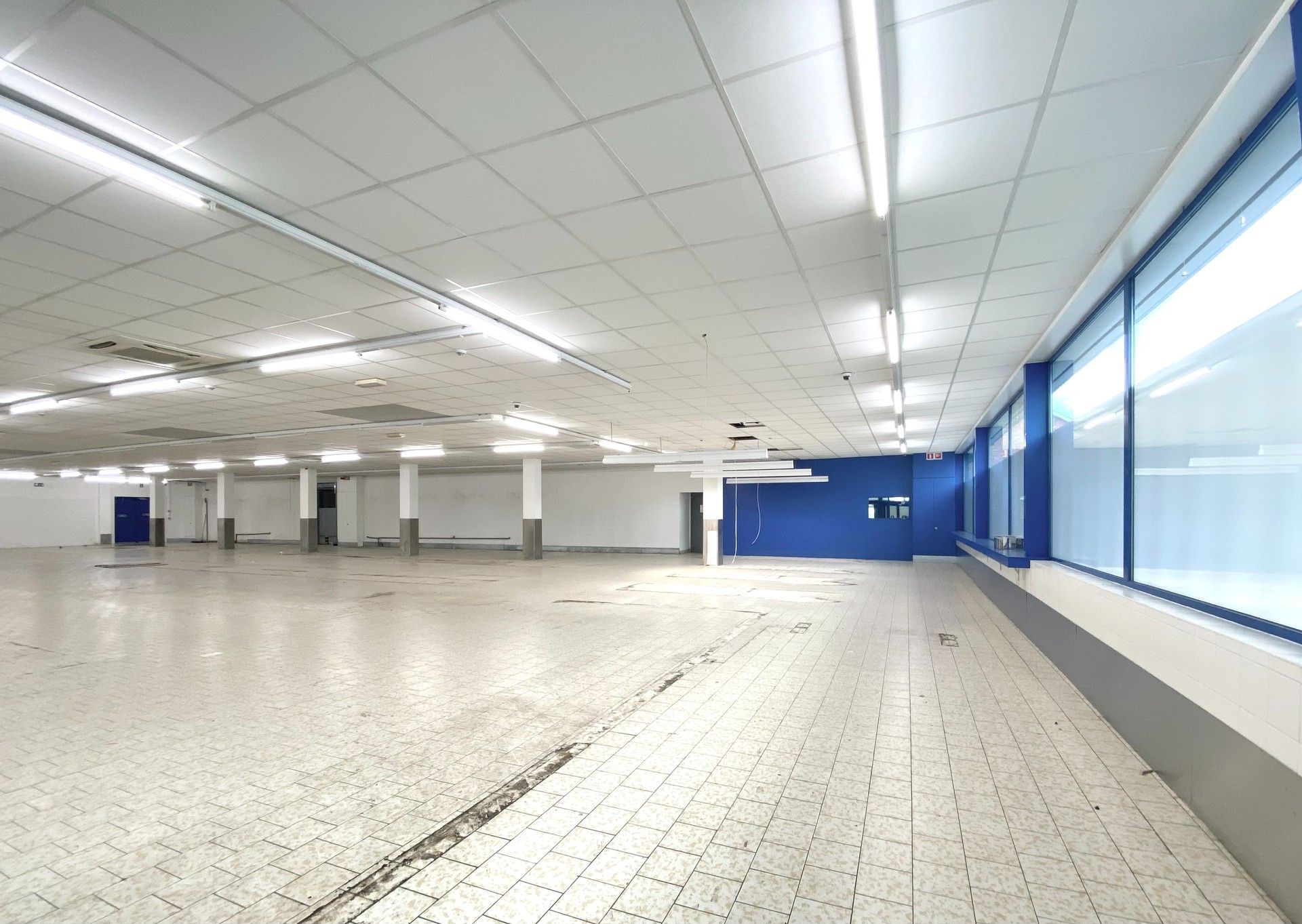 BAANWINKEL / COMMERCIEEL GEBOUW MET PARKING foto 9