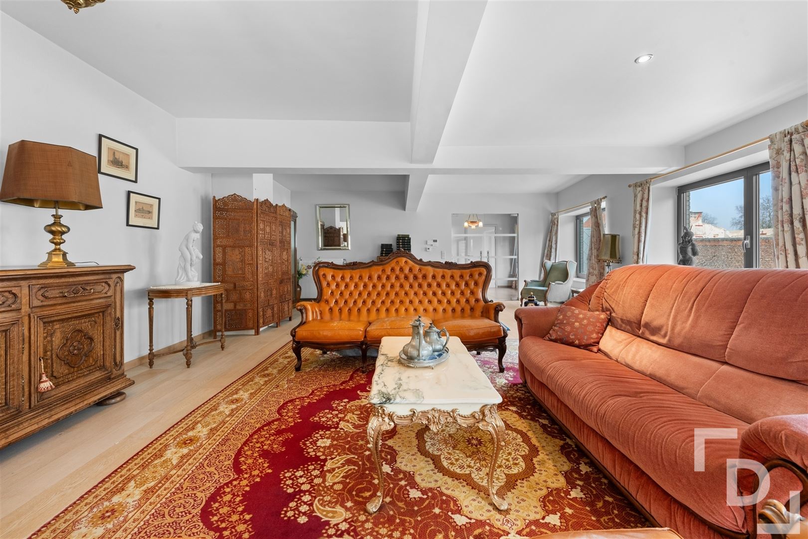 Zeer ruim appartement op toplocatie te koop in Ieper foto 4