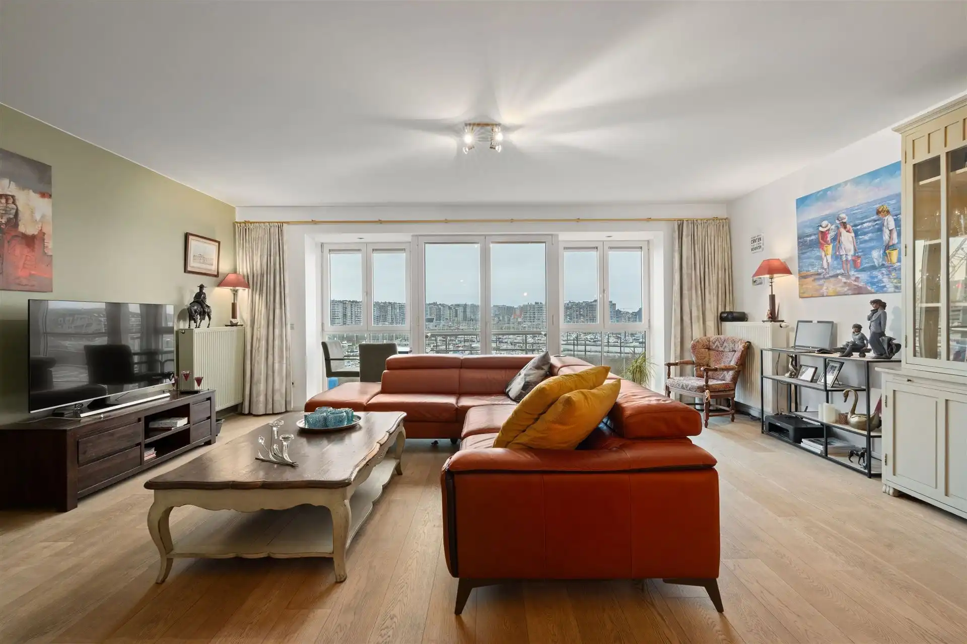 RUIM / 2 SLAAPKAMERS/ GARAGE foto {{pictureIndex}}