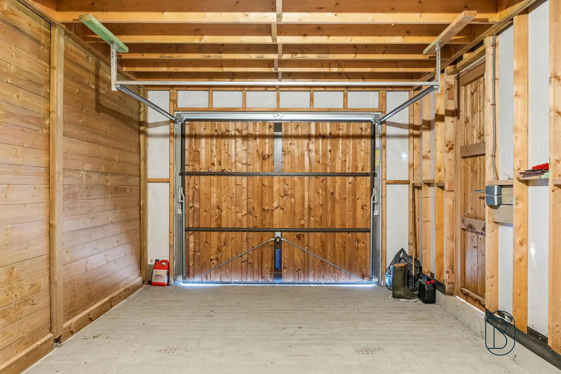 Recente halfopen bebouwing met 4 slaapkamers, tuin en garage foto 30