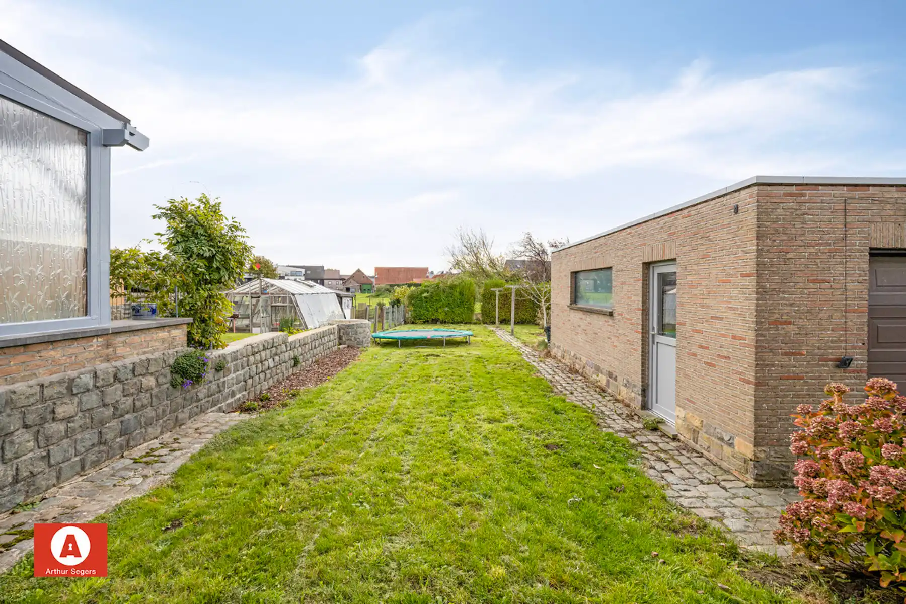 Halfopen woning in doodlopende, rustige straat foto 26