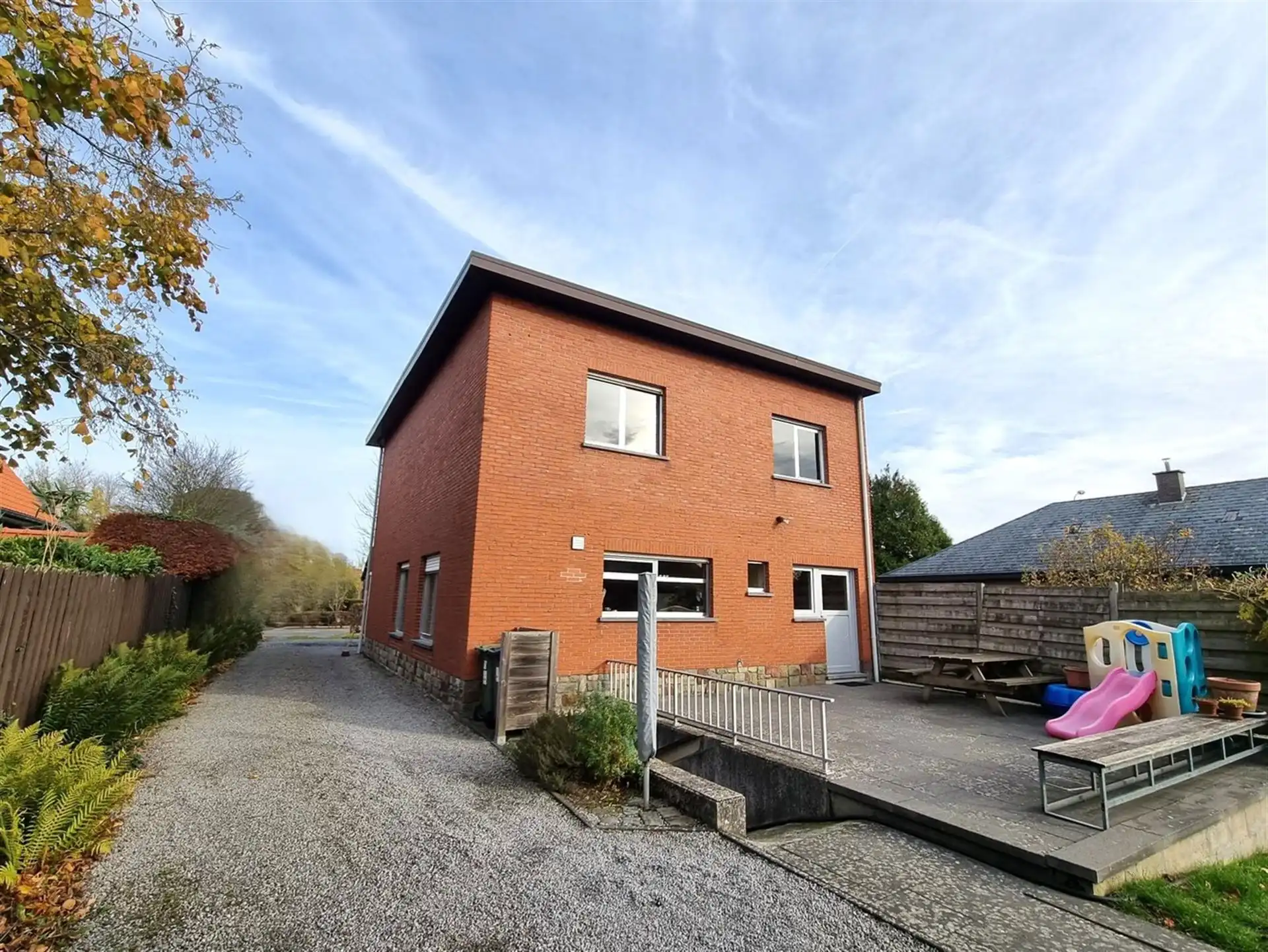 Instapklare gezinswoning, grote slaapkamers, nieuwe keuken en badkamer met zuidgerichte tuin en garage foto 20