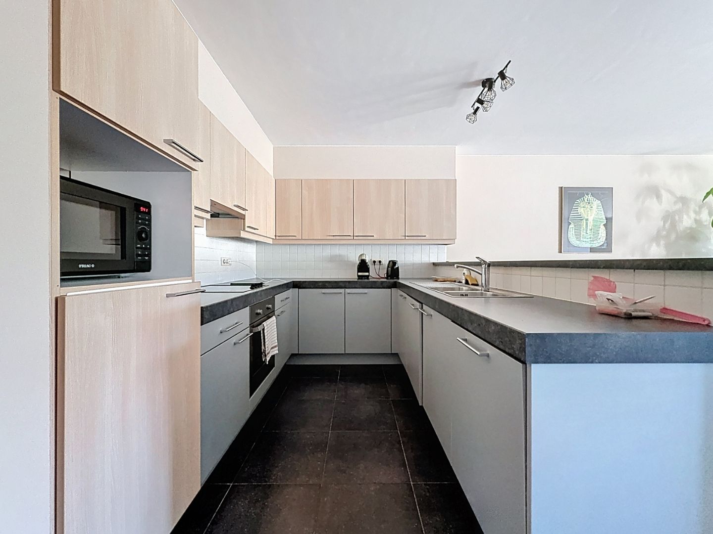 Ruim appartement met private tuin. foto {{pictureIndex}}